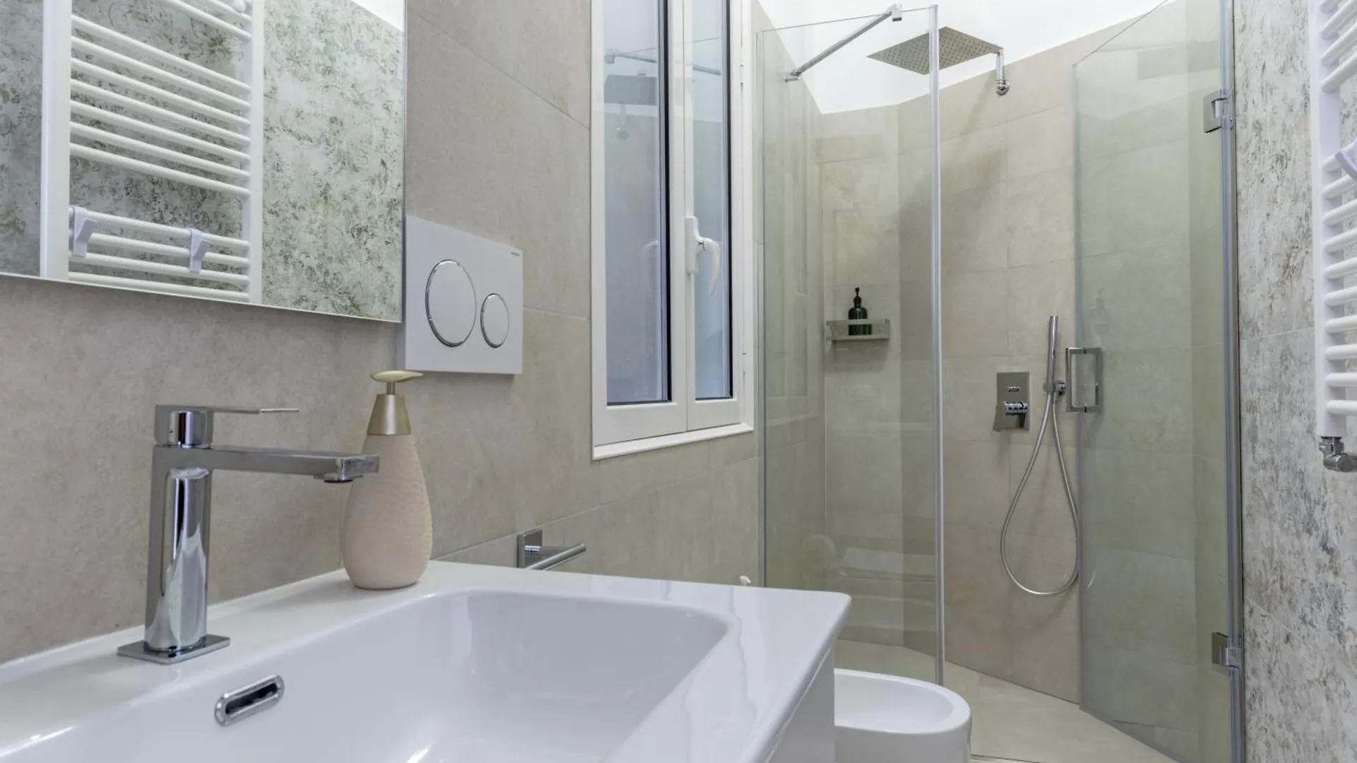 Roma Apartment Near To Colosseum Re-House イタリア