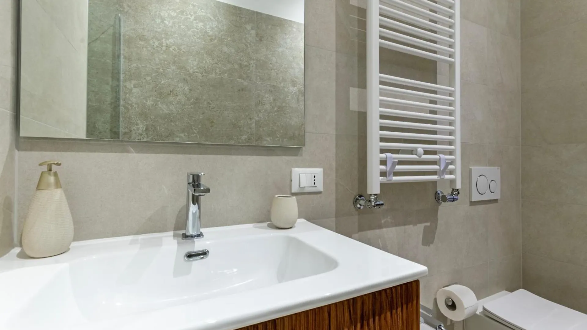 Roma Apartment Near To Colosseum Re-House