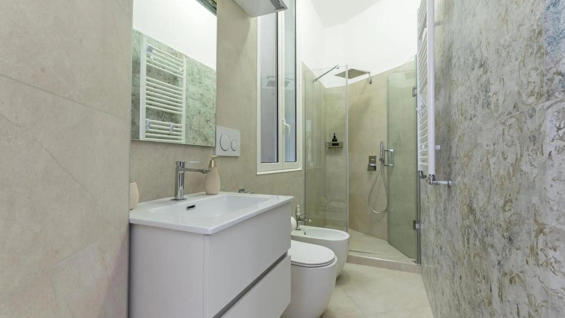 Roma Apartment Near To Colosseum Re-House Italy