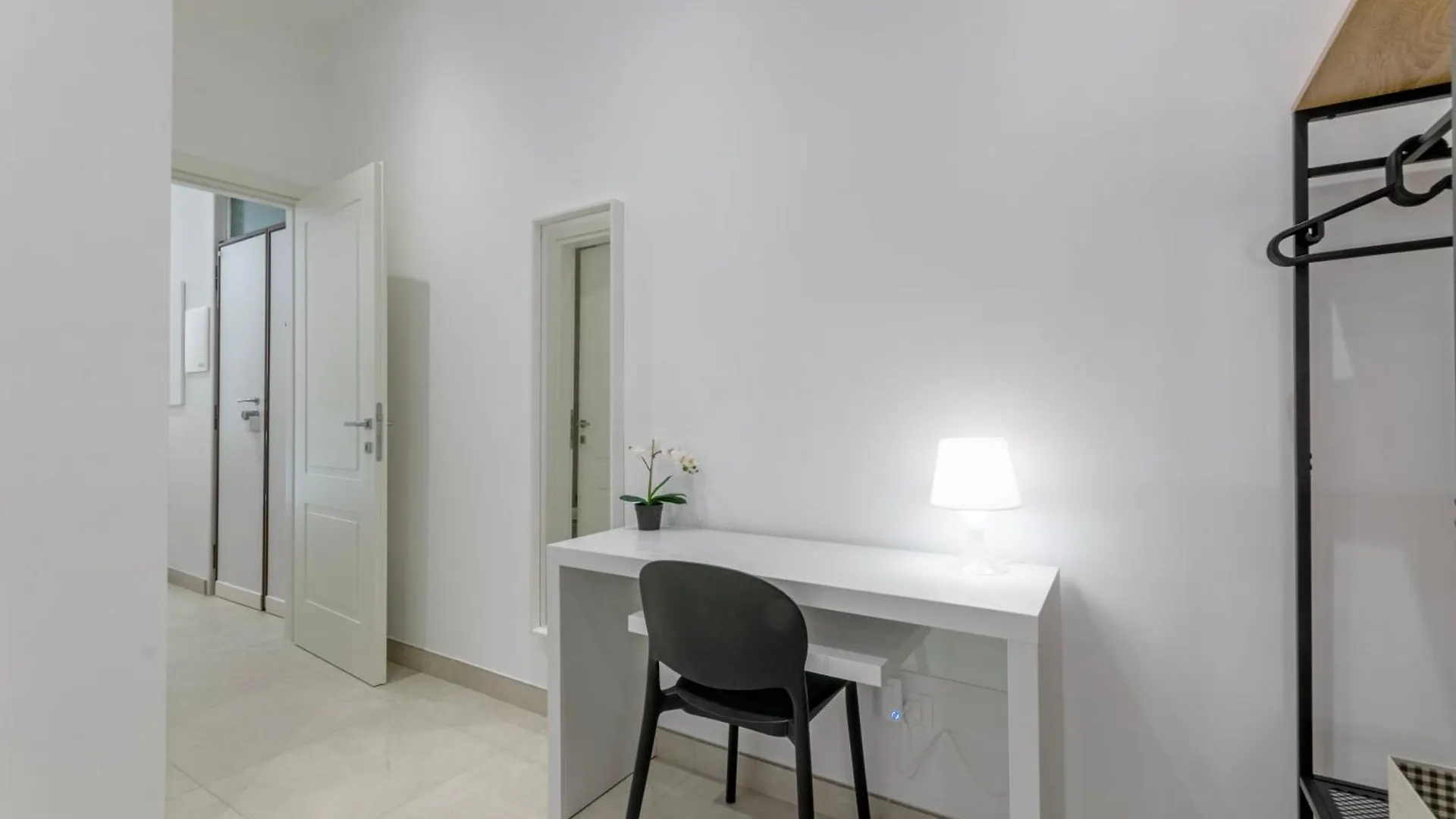 Roma Apartment Near To Colosseum Re-House